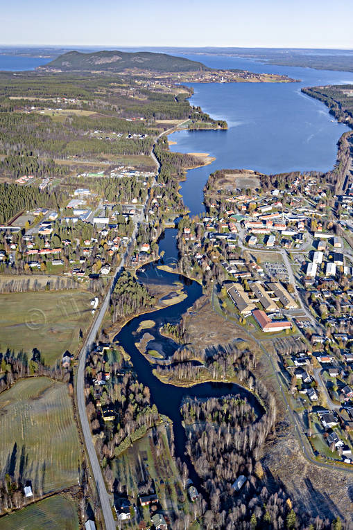 Flygfoto över Svenstavik Bergsviken, drönarbilder, drönarfoto, flygbild, flygbilder, Flygfoto, flygfoton, höst, Jämtland, samhälle, samhällen, Svenstavik, Svenstaån
