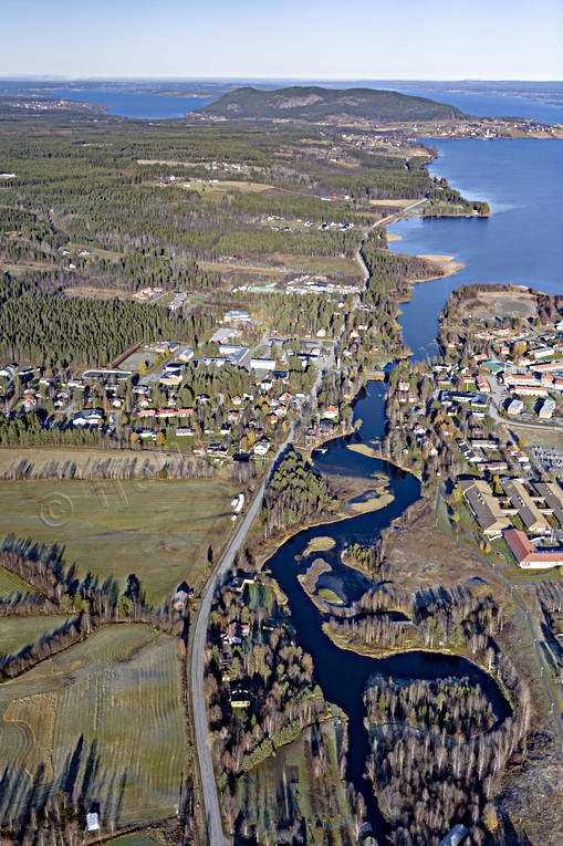 Flygfoto över Svenstavik Bergsviken, drönarbilder, drönarfoto, flygbild, flygbilder, Flygfoto, flygfoton, höst, Jämtland, samhälle, samhällen, Svenstavik, Svenstaån