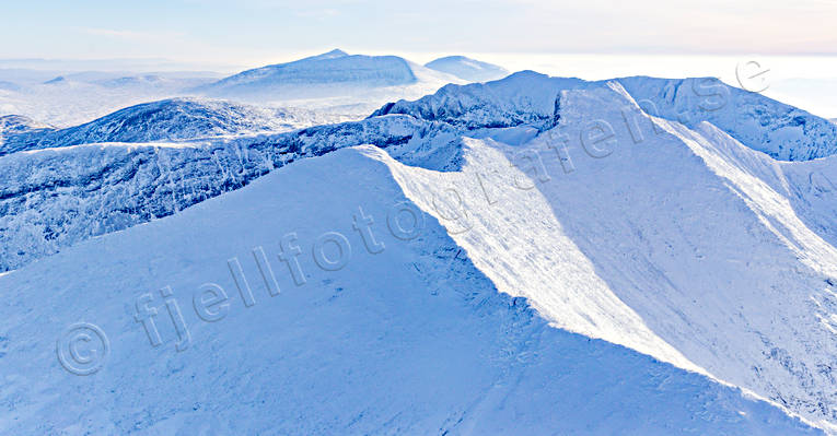 Flygfoto över Sylarna drönarbild, drönarbilder, drönarfoto, fjäll, fjällrygg, flygbild, flygbilder, Flygfoto, flygfoton, Jämtland, Landskap, Norge, storsylen, sylarna, Tröndelag