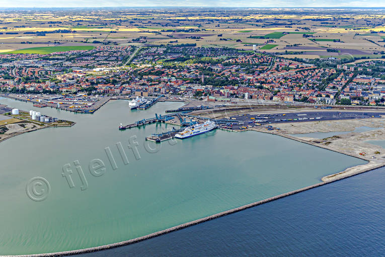 Flygfoto över Trelleborg drönarbilder, drönarfoto, flygbild, flygbilder, Flygfoto, flygfoton, färjor, hamn, hamnpirar, samhällen, Skåne, sommar, Trelleborg, Trelleborgsrännan