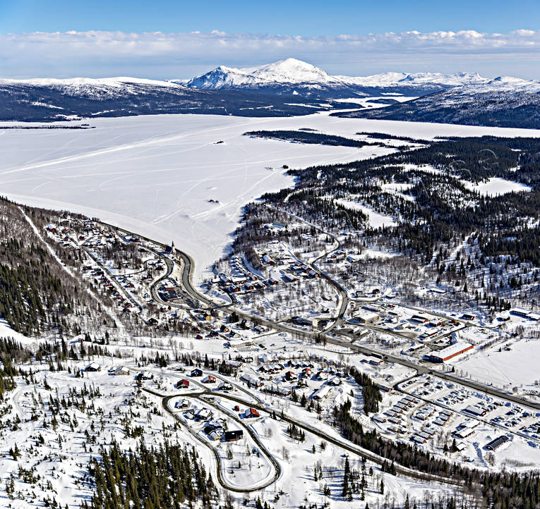 Flygfoto över Tärnaby Dearna, drönarbild, drönarbilder, drönarfoto, flygbild, flygbilder, Flygfoto, flygfoton, Geavhta, kyrka, lappland, Roparnäset, Ryfjället, Ryjvejegaejsie, samhällen, Tärnaby, vinter