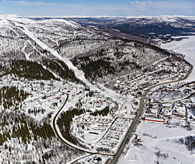 Flygfoto över Tärnaby Dearna, drönarbilder, drönarfoto, flygbild, flygbilder, Flygfoto, flygfoton, lappland, nedfart, nedfarter, samhällen, skidbackar, skidbacke, skidort, Tärnaby, vinter