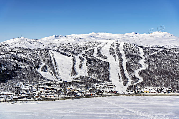 Flygfoto över Tärnaby Anjabacken, Dearna, drönarbilder, drönarfoto, flygbild, flygbilder, Flygfoto, flygfoton, Ingemarbacken, Ingemarliften, lappland, liftsystem, nedfarter, samhällen, skidbackar, skidort, Tärnaby, vinter
