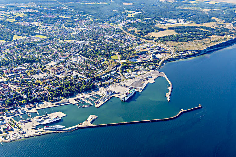 Flygfoto över Visby Almedalen, drönarbilder, drönarfoto, flygbild, flygbilder, Flygfoto, flygfoton, Gotland, hamn, ringmuren, sommar, stad, städer, Visby