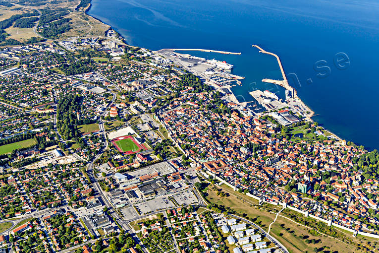 Flygfoto över Visby Almedalen, drönarbilder, drönarfoto, flygbild, flygbilder, Flygfoto, flygfoton, Gotland, hamn, ringmuren, sommar, stad, städer, Visby
