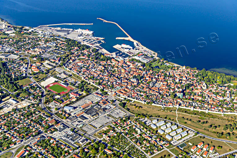 Flygfoto över Visby Almedalen, drönarbilder, drönarfoto, flygbild, flygbilder, Flygfoto, flygfoton, Gotland, hamn, ringmuren, sommar, stad, städer, Visby