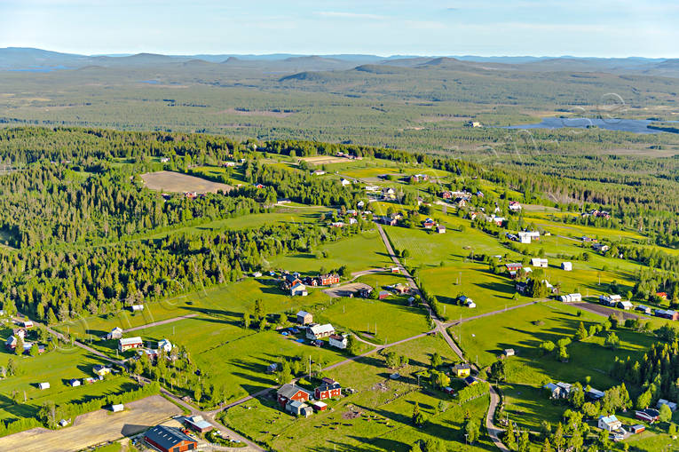 Flygfoto över Ytterberg byar, drönarbilder, drönarfoto, flygbild, flygbilder, Flygfoto, flygfoton, Härjedalen, sommar, Ytterberg