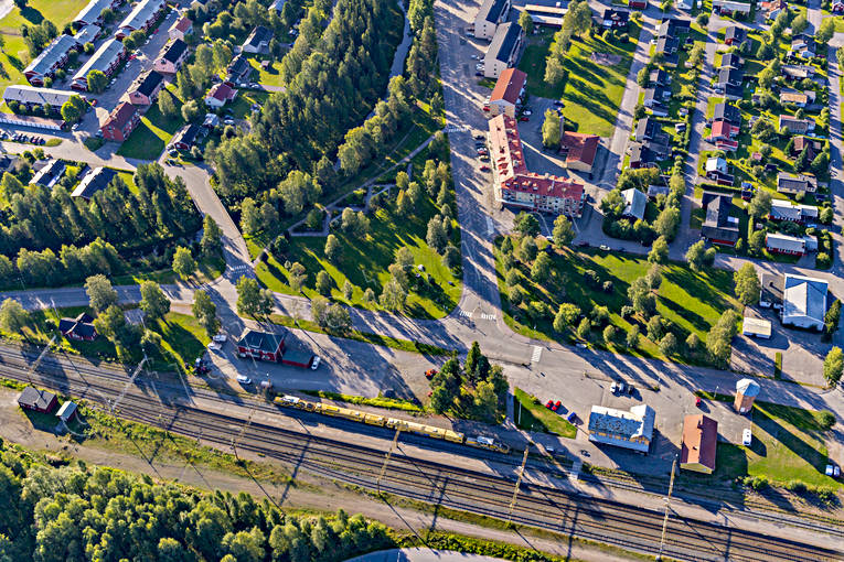 Flygfoto över Älvsbyn banvall, drönarbilder, drönarfoto, flygbild, flygbilder, Flygfoto, flygfoton, järnväg, Norrbotten, samhällen, sommar, Älvsbyn