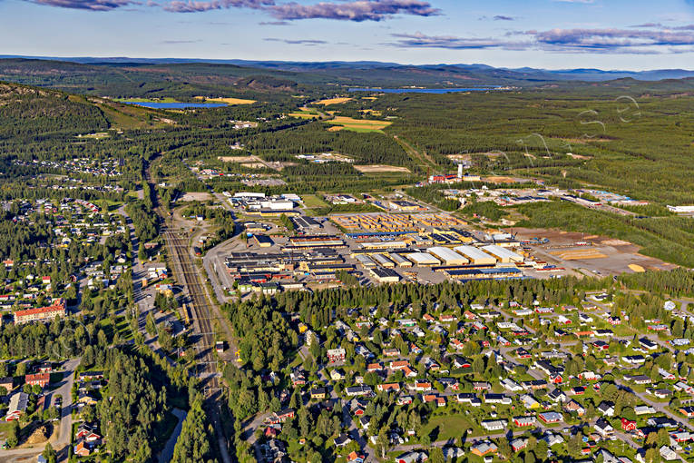Flygfoto över Älvsbyn banvall, drönarbilder, drönarfoto, flygbild, flygbilder, Flygfoto, flygfoton, järnväg, Norrbotten, samhällen, sommar, såg, sågverk, Träindustri, Älvsbyn