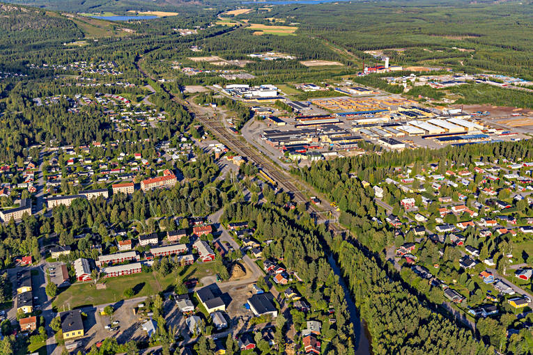 Flygfoto över Älvsbyn banvall, drönarbilder, drönarfoto, flygbild, flygbilder, Flygfoto, flygfoton, järnväg, Norrbotten, samhällen, sommar, Älvsbyn
