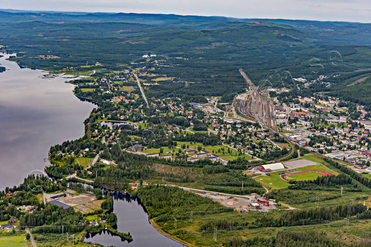 Flygfoto över Ånge banvall, drönarbilder, drönarfoto, flygbild, flygbilder, Flygfoto, flygfoton, järnväg, järnvägsknut, Medelpad, Mittbanan, Norra Stambanan, samhällen, sommar, Ånge, Ångesjön