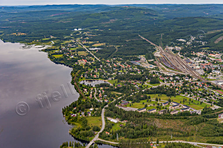 Flygfoto över Ånge banvall, drönarbilder, drönarfoto, flygbild, flygbilder, Flygfoto, flygfoton, järnväg, järnvägsknut, Medelpad, Mittbanan, Norra Stambanan, samhällen, sommar, Ånge, Ångesjön