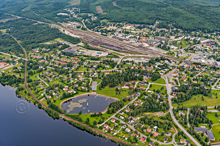Flygfoto över Ånge banvall, drönarbilder, drönarfoto, flygbild, flygbilder, Flygfoto, flygfoton, Håkabacken, järnväg, järnvägsknut, Medelpad, Mittbanan, Norra Stambanan, samhällen, sommar, Vojen, Ånge, Ångebyn