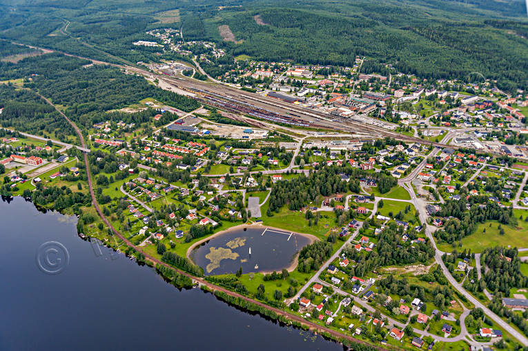 Flygfoto över Ånge banvall, drönarbilder, drönarfoto, flygbild, flygbilder, Flygfoto, flygfoton, Håkabacken, järnväg, järnvägsknut, Medelpad, Mittbanan, Norra Stambanan, samhällen, sommar, Vojen, Ånge, Ångebyn