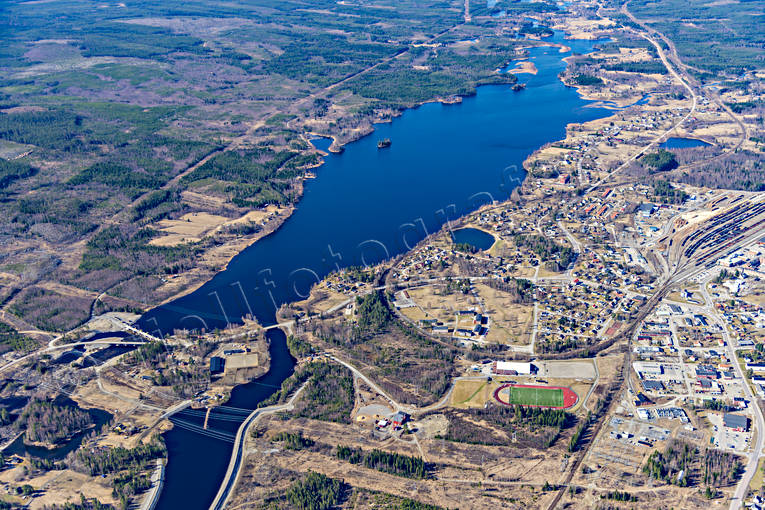 Flygfoto över Ånge banvall, drönarbilder, drönarfoto, flygbild, flygbilder, Flygfoto, flygfoton, Forsön, järnväg, järnvägsknut, Medelpad, Mittbanan, Norra Stambanan, samhällen, vår, Ånge, Ångesjön