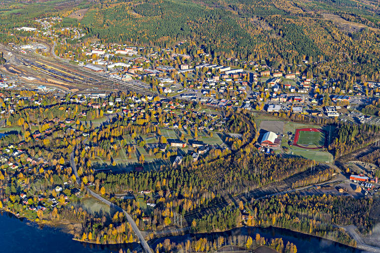 Flygfoto över Ånge banvall, drönarbilder, drönarfoto, flygbild, flygbilder, Flygfoto, flygfoton, höst, järnväg, järnvägsknut, Medelpad, Mittbanan, Norra Stambanan, samhällen, Ånge