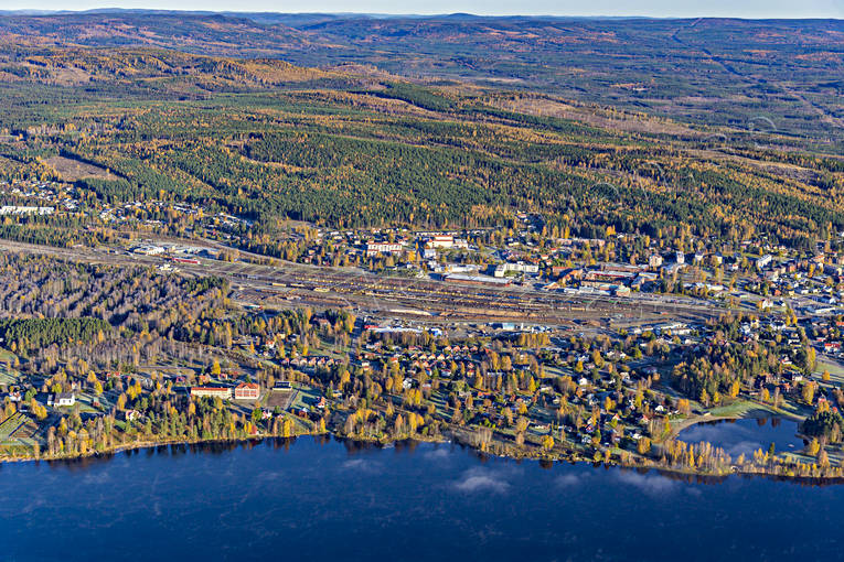 Flygfoto över Ånge banvall, drönarbilder, drönarfoto, flygbild, flygbilder, Flygfoto, flygfoton, höst, järnväg, järnvägsknut, Medelpad, Mittbanan, Norra Stambanan, samhällen, Ånge