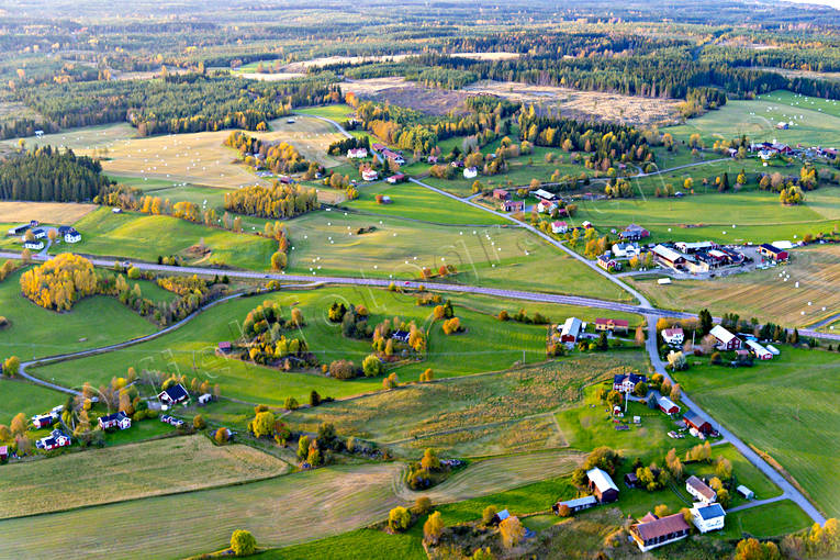 Flygfoto över Ångsta byar, byggnader, drönarbilder, drönarfoto, flygbild, flygbilder, Flygfoto, flygfoton, gårdar, höst, jordbruksbygd, Jämtland, Ångsta