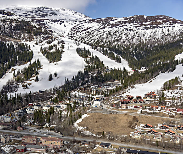 Flygfoto över Åre drönarbild, drönarbilder, drönarfoto, flygbild, flygbilder, Flygfoto, flygfoton, Jämtland, Landskap, nedfarter, samhällen, vår, Åre, Åreskutan