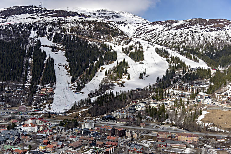Flygfoto över Åre drönarbild, drönarbilder, drönarfoto, flygbild, flygbilder, Flygfoto, flygfoton, Jämtland, Landskap, nedfarter, samhällen, vår, Åre, Åreskutan