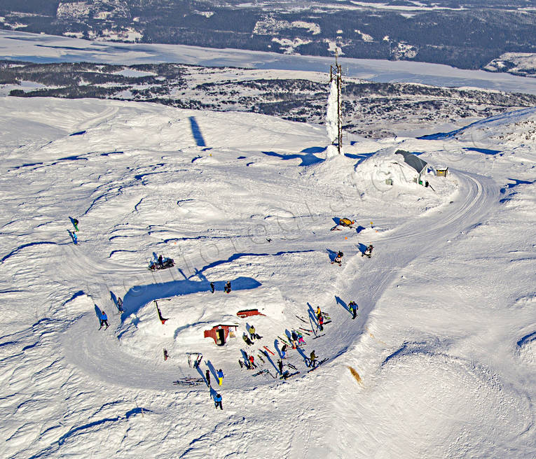 Flygfoto över Åreskutan drönarbilder, drönarfoto, fjälltopp, flygbild, flygbilder, Flygfoto, flygfoton, Jämtland, Landskap, mast, radiolänk, radiomast, skidåkare, toppen, Toppstugan, vinter, Åreskutan