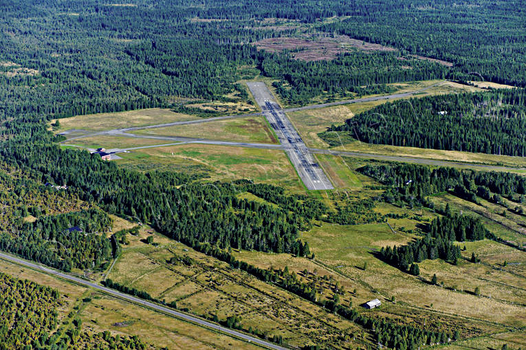 Flygfält Hallviken Jämtland anläggningar, drönarbilder, drönarfoto, flygbild, flygbilder, Flygfoto, flygfoton, flygfält, flygplats, Hallviken, Jämtland, landningsbanor, sommar