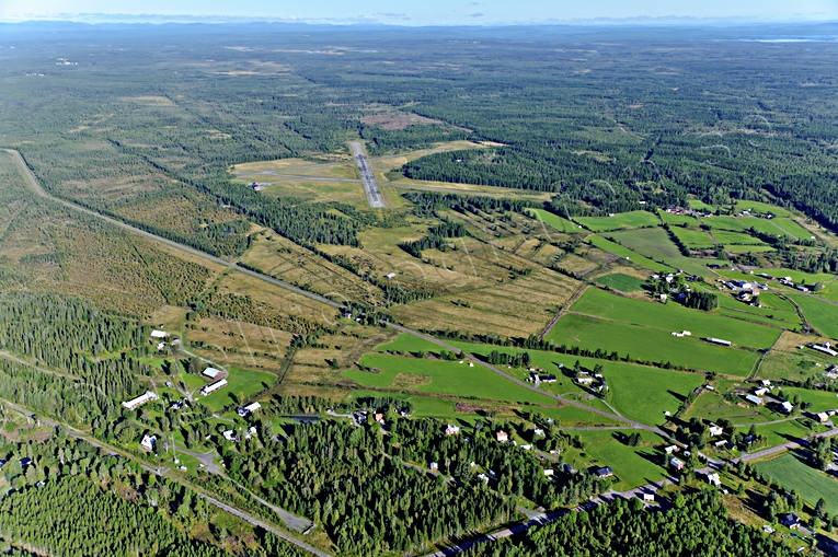 Flygfält Hallviken Jämtland anläggningar, drönarbilder, drönarfoto, flygbild, flygbilder, Flygfoto, flygfoton, flygfält, flygplats, gårdar, Hallviken, Jämtland, sommar