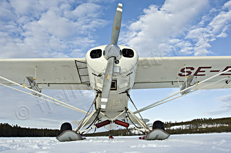 flyg, flygmaskin, flygplan, kommunikationer, luftfart, Piper, skidflyg, skidflygplan, skidor, Super Cub