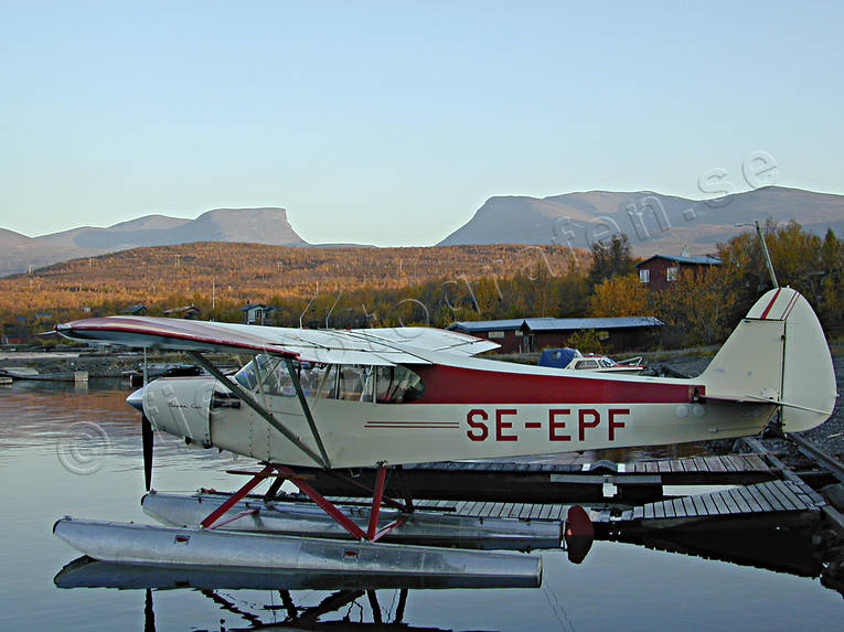 Flygmaskin framför Lapporten Abisko, flyg, flygmaskin, kommunikationer, kväll, Lapporten, luftfart, sjöflyg, sjöflygplan, Super Cub