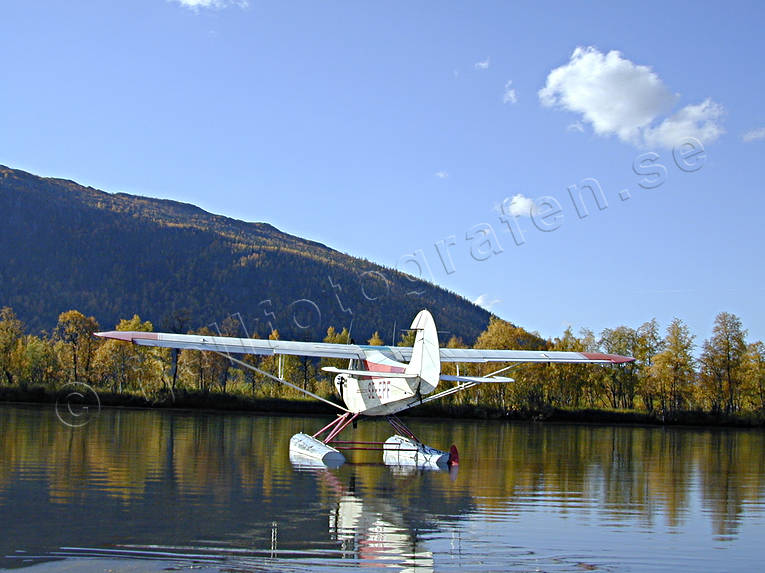 Flygmaskin på Kamajåkkå flyg, höst, Kamajåkkå, kommunikationer, Kvikkjokk, luftfart, Piper, sjöflyg, sjöflygplan, Super Cub