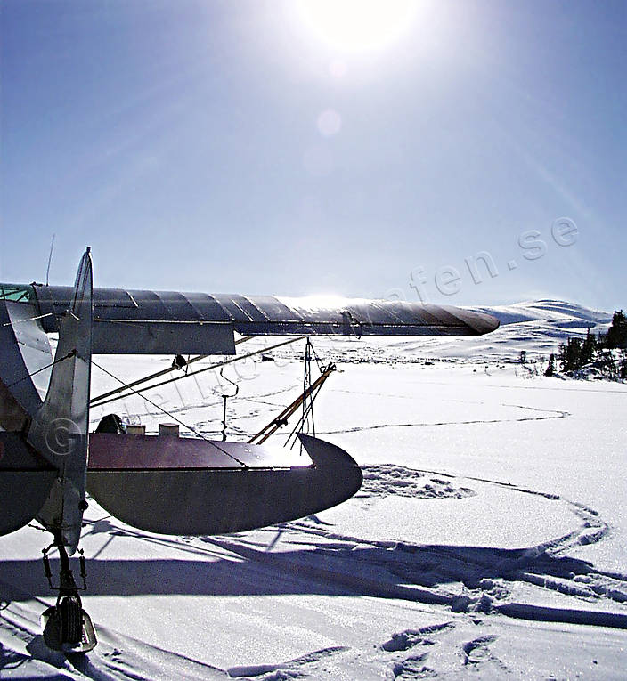 Flygmaskin på fjällsjö fjällfiske, fjällflyg, flyg, kommunikationer, luftfart, skidflyg, skidflygning
