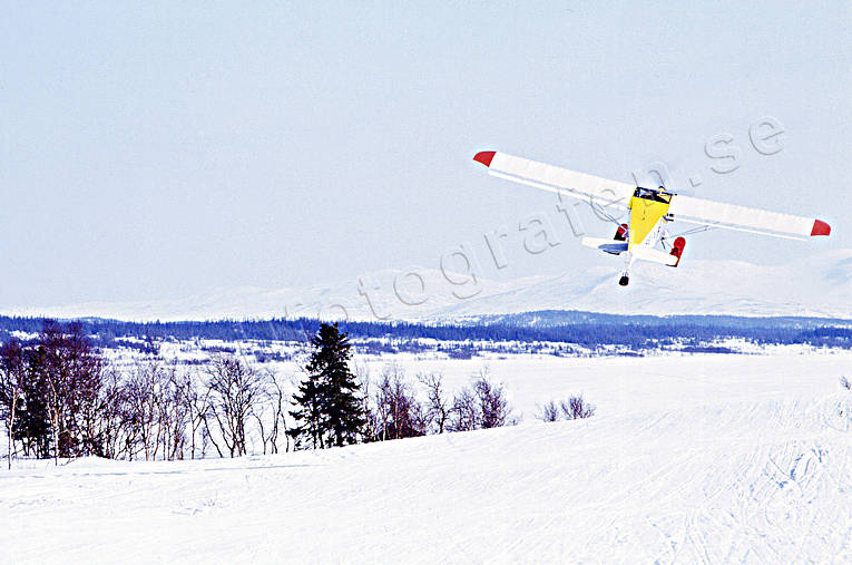 Flygmaskin startar i fjällen fjällen, flyg, flygmaskin, kommunikationer, luftfart, Rensjösätern, skidflyg, skidflygning, ultralätt