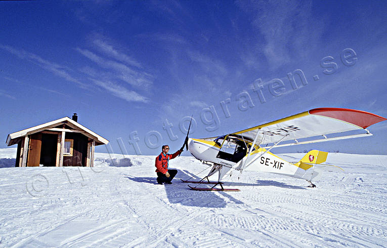 Flygmaskin vid fjällstuga fjällen, flyg, flygmaskin, kommunikationer, luftfart, skidflyg, skidflygning, skidor, stuga, ultralätt