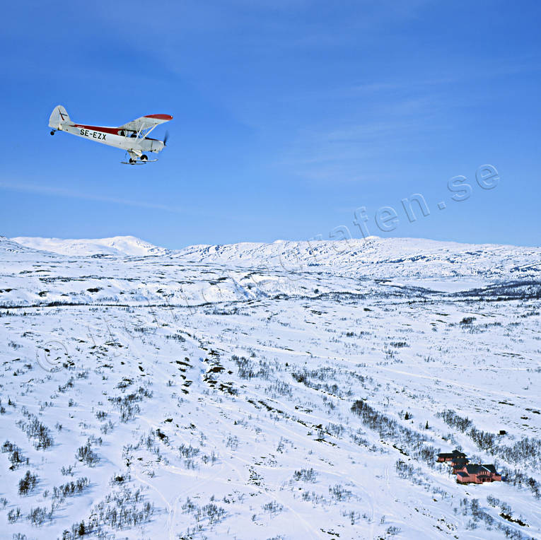 Flygmaskin vid rosa jaktslottet drönarbilder, drönarfoto, flyga, flygbild, flygbilder, Flygfoto, flygfoton, flygmaskin, flygplan, jaktslott, jaktslottet, Jämtland, Landskap, Rensjön, Rensjösätern, rosa, vinter, vinterlandskap
