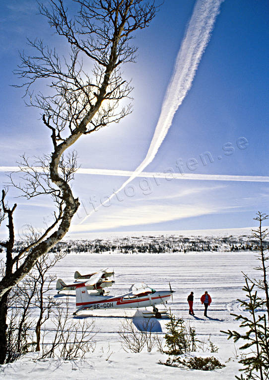 Flygmaskiner på Norra Rensjön flyg, kommunikationer, luftfart, Norra Rensjön, skidflyg, skidflygning, sol, vinter, vårvinter