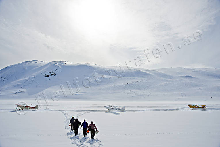 Flygmaskiner på en fjällsjö Dörrsjöarna, fjällen, fjällflyg, flyg, kommunikationer, luftfart, skidflyg, skidflygning, sportflyg