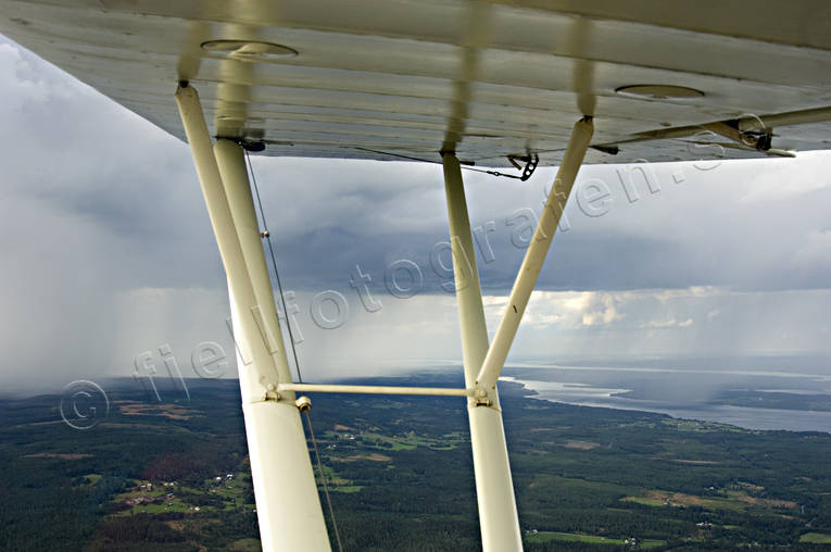 allmnflyg, drnarbilder, drnarfoto, flygbild, flygbilder, Flygfoto, flygfoton, flygmaskin, flygplan, kommunikationer, luftfart, ovder, regn, regnskurar, vinge, vder