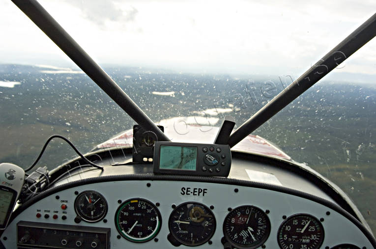 allmnflyg, cockpit, drnarbilder, drnarfoto, flyga, flygbild, flygbilder, Flygfoto, flygfoton, flygmaskin, flygplan, instrument, kommunikationer, luftfart, ovder, regn, regnskurar, vder