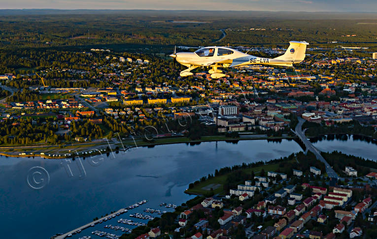 Flygning över Östersund DA-40, Dimond, drönarbild, drönarbilder, drönarfoto, flygbild, flygbilder, Flygfoto, flygfoton, flygplan, Jämtland, kommunikationer, kväll, luftfart, SE-LVA, sommar, städer, Östersund