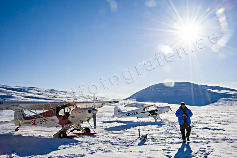 Flygplan landat på Dörrsjön Dörrsjön, flyg, Jämtland, kommunikationer, Landskap, luftfart, motljus, Piper Cub, skidflyg, vinter, vårvinter, årstid, årstider