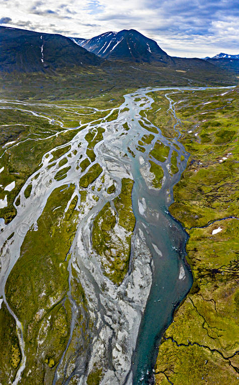 Flätad älv Tjäktjajåkka drönarbild, drönarbilder, drönarfoto, flygbild, flygbilder, Flygfoto, flygfoton, flätad älv, Kuoperjåkka, Kårtjevuolle, Landskap, lappland, Sinnicohkka, sommar, Tjäktjajåkka, Tjäktjavagge