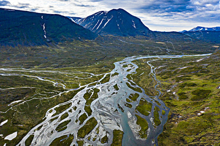 Flätad älv Tjäktjajåkka drönarbild, drönarbilder, drönarfoto, flygbild, flygbilder, Flygfoto, flygfoton, flätad älv, Kuoperjåkka, Kårtjevuolle, Landskap, lappland, Sinnicohkka, sommar, Tjäktjajåkka, Tjäktjavagge
