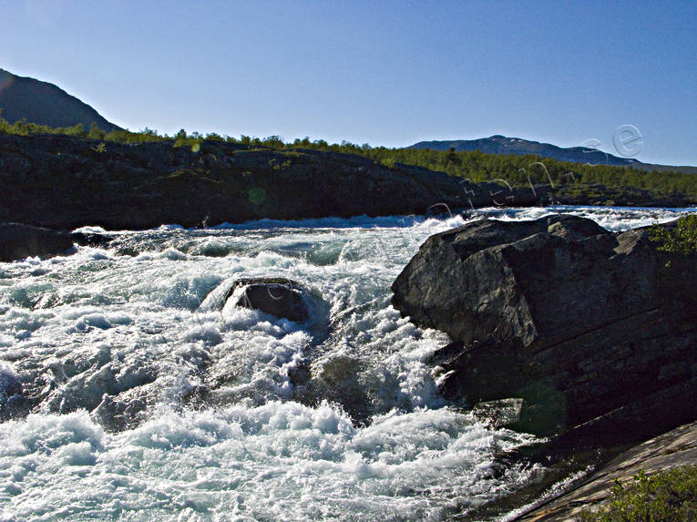 Fors vid Kuoddojaure fors, Kuoddojaure, Landskap, lappland, Piteälven, sjöfart, sommar, strömmande, vatten