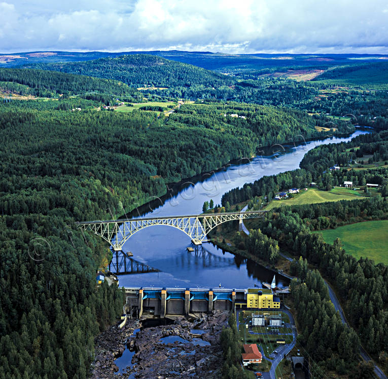 Forsmo vid Ångermanälven anläggningar, arbete, broar, byggnationer, drönarbilder, drönarfoto, elkraft, elproduktion, energi, energiproduktion, flygbild, flygbilder, Flygfoto, flygfoton, Forsmo, järnväg, järnvägsbro, kraftverk, Landskap, sommar, vattenkraftverk, Ångermanland, Ångermanälven, älvar