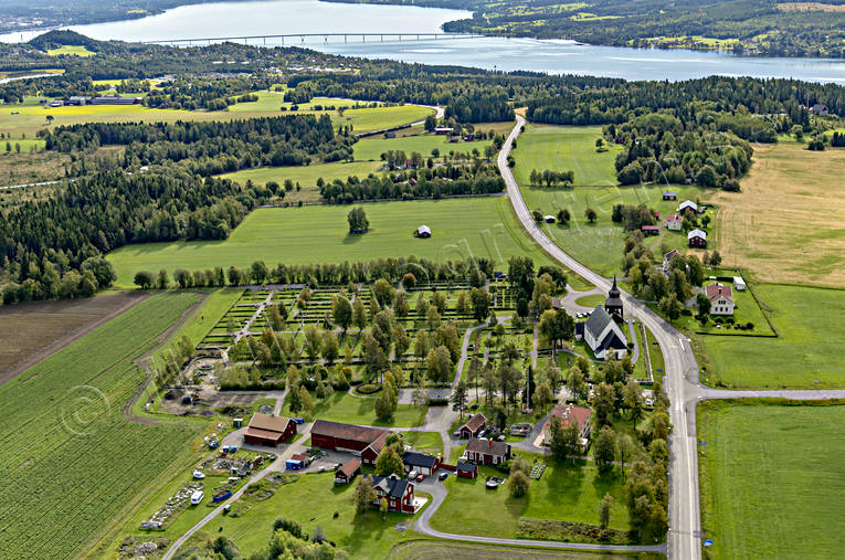 Frösö kyrka Flgyfoto anläggningar, drönarbild, drönarbilder, drönarfoto, flygbild, flygbilder, Flygfoto, flygfoton, frösö, Frösön, höst, Jämtland, kyrka, kyrkor, samhällen, städer, Östersund