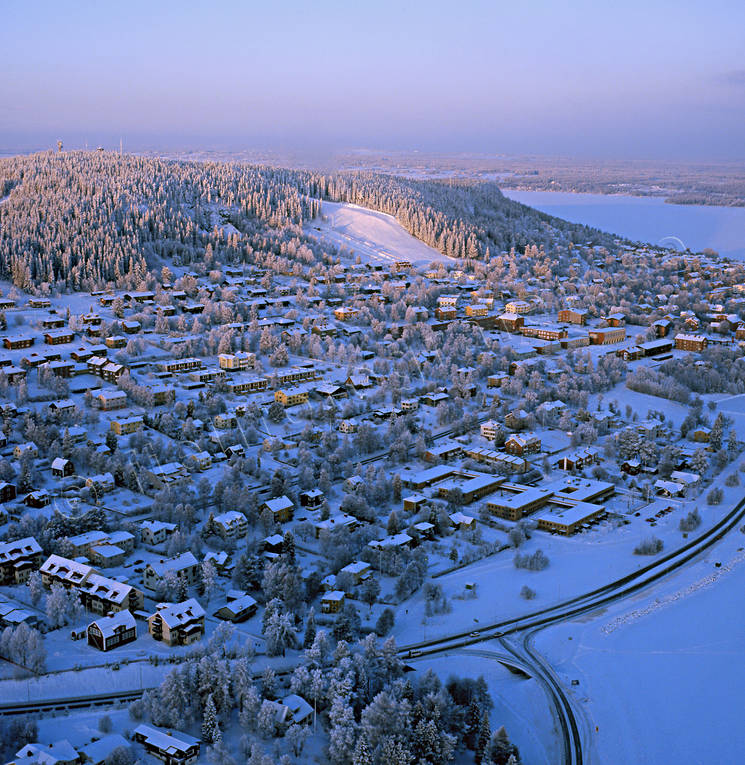 Frösön med slalombacken bebyggelse, drönarbilder, drönarfoto, flygbild, flygbilder, Flygfoto, flygfoton, Framnäs, Frösön, Gustavsbergsbacken, Jämtland, slalombacke, vinter, Östersund