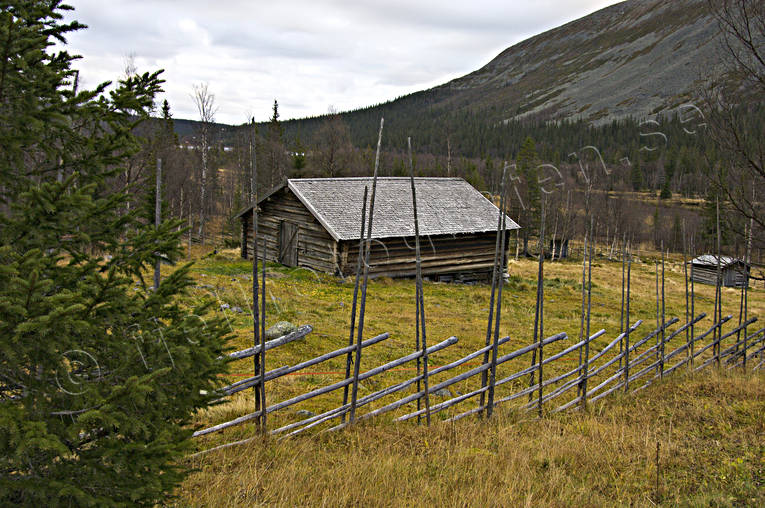 Fäbodvall vid Drommen buvall, Bydalen, Drommen, fjäll, fäbod, fäbodvall, gärdesgård, gärdsgård, Höglekardalen, höst, Jämtland, lada, Oviksfjällen, stugor, timrad