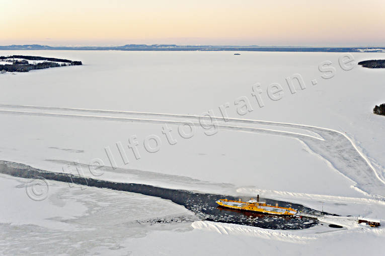 Färjeläge vid Isön Sunne bilfärja, drönarbilder, drönarfoto, flygbild, flygbilder, Flygfoto, flygfoton, färja, färjeled, färjeläge, isväg, isön, Jämtland, Landskap, Sunne, vinter