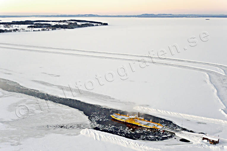 Färjeläge vid Isön Sunne bilfärja, drönarbilder, drönarfoto, flygbild, flygbilder, Flygfoto, flygfoton, färja, färjeled, färjeläge, isväg, isön, Jämtland, Landskap, Sunne, vinter