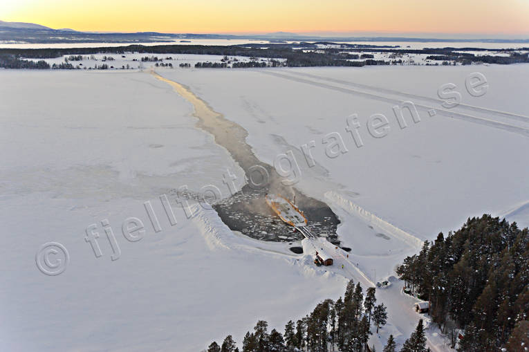 Färjeläge vid Isön Sunne bilfärja, drönarbilder, drönarfoto, flygbild, flygbilder, Flygfoto, flygfoton, färja, färjeled, färjeläge, isön, Jämtland, Landskap, Norderön, Sunne, vinter